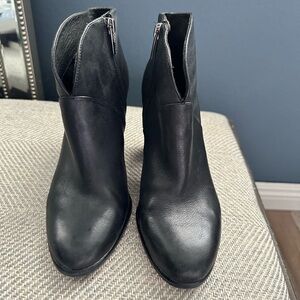 VINCE CAMUTO FRANELL Black Ankle Booties